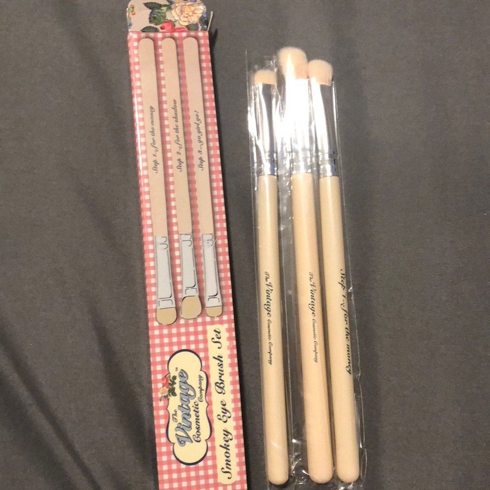 Vintage makeup brushes never used